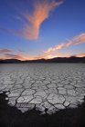 Estados Unidos, California, Fossil Falls, Sunrise Over Dry lake - foto de stock