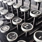 Image monochrome en gros plan des touches rétro de la machine à écrire — Photo de stock