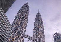 Vista panorámica de las Torres Gemelas Petronas, Kuala Lumpur, Malasia - foto de stock