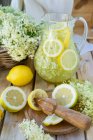 Limonada de flor de saúco en la mesa, composición elegante comida - foto de stock