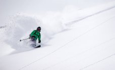 Selbstbewusster Mann fährt im Schnee auf Piste — Stockfoto