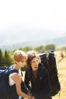 Attraktives junges kaukasisches Paar mit Rucksack unterwegs — Stockfoto