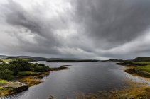 Vue panoramique sur Paysage rural par temps nuageux, Île de Skye, Écosse, Royaume-Uni — Photo de stock
