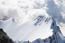 Vier Personen wandern entlang des Bergrückens der Schweizer Alpen, piz bernina, graubunden, schweiz — Stockfoto