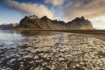 Vista panorámica de la montaña Vesturhorn, Stokksnes, Islandia - foto de stock