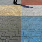 Menschlicher Schatten auf vielfarbigem Bürgersteig — Stockfoto