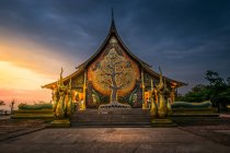 Templo de Sirindhorn Wararam Phu Prao, Ubon Ratchathani, Tailandia - foto de stock