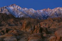 Vista panorámica de majestuoso alpenglow en el este de Sierra Nevada, California, EE.UU. - foto de stock