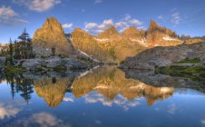 Scenic view of reflection of Minarets in the Lake, Inyo National Forest, California, USA — Stock Photo