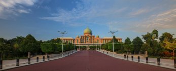 Scenic view of driveway leading to Perdana Putra Building, Malaysia — Stock Photo