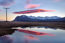 Vue majestueuse sur un nuage lenticulaire magique au-dessus des montagnes, Islande — Photo de stock