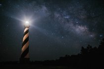 Estados Unidos, Carolina del Norte, Faro del Cabo Hatteras bajo la Vía Láctea - foto de stock
