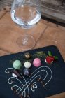 Кондитерський десерт зі склянкою води, підвищений вид — стокове фото