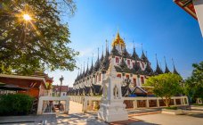 Vista panorámica del castillo de metal, Loha Prasat, Tailandia - foto de stock