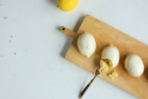 Tres pasteles de limón sobre tabla de cortar de madera - foto de stock