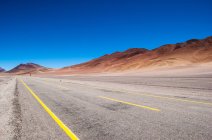 Мальовничий вид на rmpty дорогу в пустелі Атакама, де Jama Пасо, Чилі — стокове фото