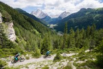 Чоловік і жінка на гірських велосипедах по стежці, Доломітові Альпи, Італія — стокове фото