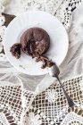 Вид зверху на смачний шоколадний десерт на білій тарілці — стокове фото