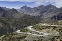 Scenic view of cyclist on switchback Himalayan road, Sarchu, Ladakh, India — Stock Photo