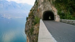 Vista panorámica de la carretera de montaña del lago de Garda, Tremosine, Lombardía, Italia - foto de stock