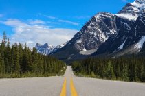 Vista panorámica de la carretera vacía, Parque Nacional Jasper, Alberta, Canadá - foto de stock