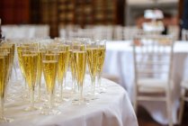 Copas con champán en la mesa, disposición de la mesa en el restaurante - foto de stock