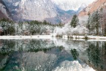 Vista panoramica sul lago di montagna in inverno vicino a Salisburgo, Austria — Foto stock