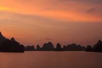 Vista panorámica de la puesta de sol en la bahía de Halong, Vietnam - foto de stock