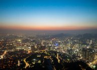 Vista panorámica de la puesta de sol sobre el horizonte de la ciudad, Seúl, Corea del Sur - foto de stock
