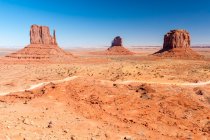 Vista panorámica de formaciones rocosas en el desierto, Monument valley, Arizona, America, USA - foto de stock