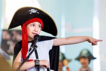 Niño vestido como un pirata actuando en el escenario - foto de stock