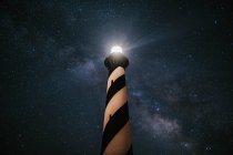 États-Unis, Caroline du Nord, phare de Cape Hatteras sous la Voie lactée — Photo de stock