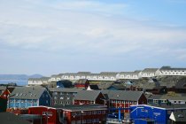Vista panorámica de edificios en Nuuk, Groenlandia - foto de stock
