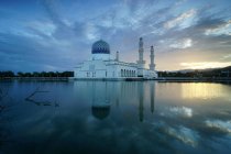 Vue panoramique de la mosquée flottante, ville de Kota Kinabalu, Sabah, Malaisie — Photo de stock