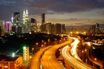 Kuala lumpur skyline por la noche, Malasia - foto de stock