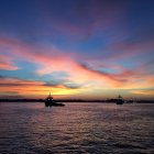Vue panoramique sur la plate-forme pétrolière au coucher du soleil — Photo de stock