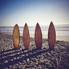 Estados Unidos, California, Playa del Rey, Tablas de surf en la playa de arena - foto de stock