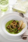 Sabrosa sopa de guisantes verdes con almejas en un tazón - foto de stock