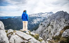 Frau, die auf dem Berg steht und die Aussicht betrachtet, salzburg, Österreich — Stockfoto