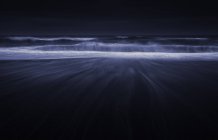 Wellen am schwarzen Sandstrand in der Nacht, jokulsarlon, vatnajokull, Island — Stockfoto
