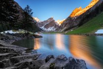 Vue panoramique sur le magnifique lac Seealpsee, Suisse — Photo de stock