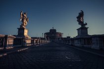 Vista panorámica del Ponte Sant Angelo al amanecer, Roma, Italia - foto de stock
