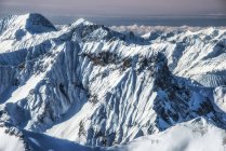 Vista panorâmica de picos montanhosos cobertos de neve, Suíça — Fotografia de Stock