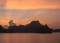 Живописный вид на солнечные лучи на закате, залив Халонг, Вьетнам — стоковое фото