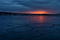 Noruega, Oslo, hermosa puesta de sol sobre el lago - foto de stock