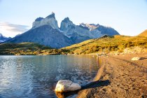 Cile, Patagonia, Parco Nazionale Torres del Paine, Lago con montagne sullo sfondo — Foto stock