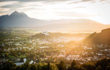 Majestosa paisagem urbana ao pôr do sol, Salzburgo, Áustria — Fotografia de Stock