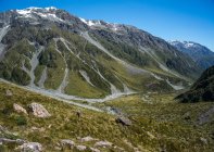 Man trekking giù nella Mary Creek Valley, Nuova Zelanda — Foto stock