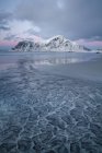 Bella vista sulla spiaggia di skagsanden in inverno, Flakstad, Isole Lofoten, Norvegia — Foto stock