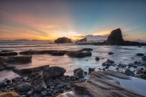 Majestueuse plage de Papuma au lever du soleil, Jember, Java Est, Indonésie — Photo de stock